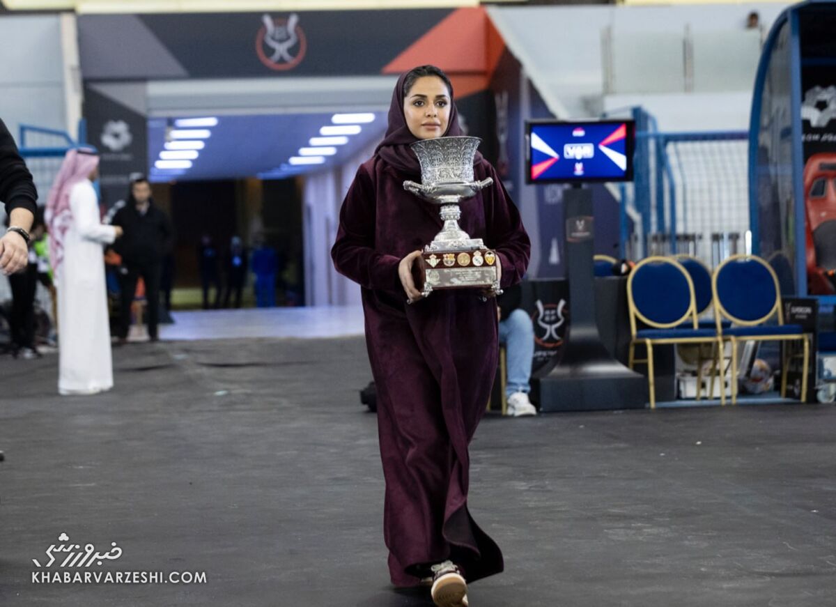 تصویری جالب پیش از الکلاسیکوی سوپرجام/ حجاب اسلامی و جام را ببینید