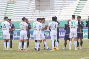 عکس| مدافع اسبق استقلال از دنیای فوتبال خداحافظی کرد/ چشمان اشکبار کاپیتان در مستطیل سبز