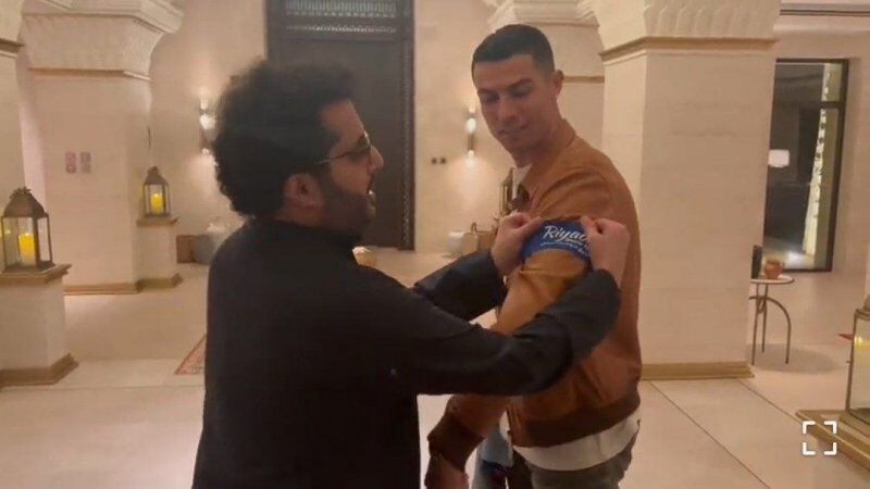 عکس| وزیر ورزش عربستان رسما رونالدو را کاپیتان کرد/ فقط برای ۲ ساعت آتش بس اعلام می کنم!