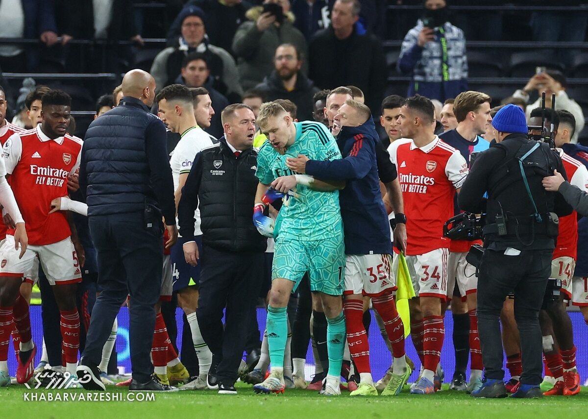 لحظهای تکاندهنده در لیگ برتر؛ حمله یک هوادار خشمگین به سنگربان حریف!/ این اتفاق خشونتآمیز را ببینید