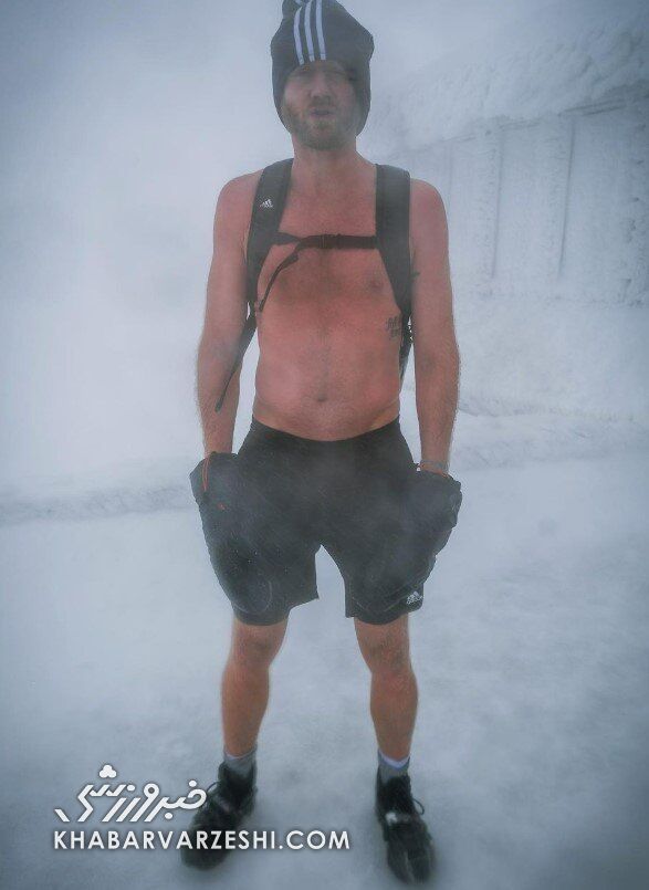 تصاویری عجیب و دیوانه‌وار از قهرمان جام‌جهانی/ صعود از کوه با بدنی برهنه در یخبندان!