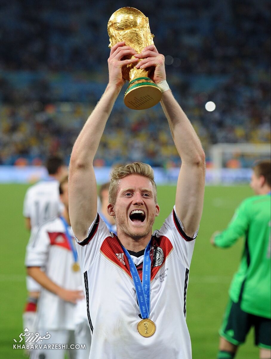 تصاویری عجیب و دیوانهوار از قهرمان جامجهانی/ صعود از کوه با بدنی برهنه در یخبندان!