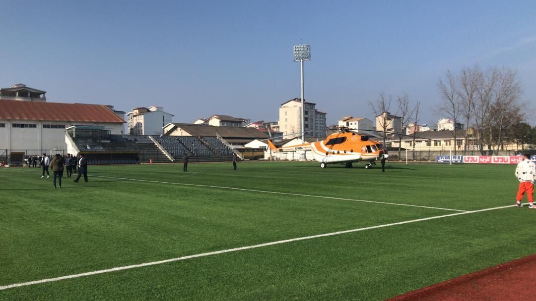 عکس| اتفاق باورنکردنی در لیگ یک/ فرود هلی کوپتر در زمین چمن و پیاده شدن مسولان!