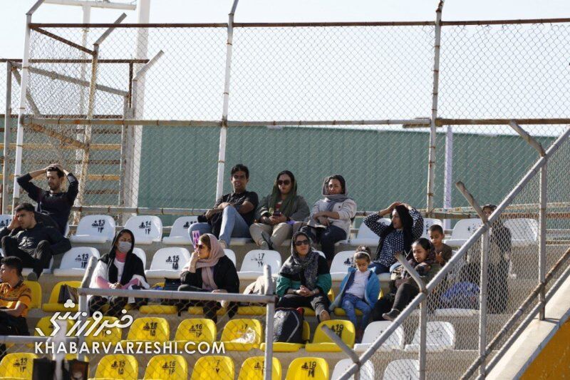 عکس| اتفاق دور از انتظار در لیگ آزادگان/ زنان وارد استادیوم شدند