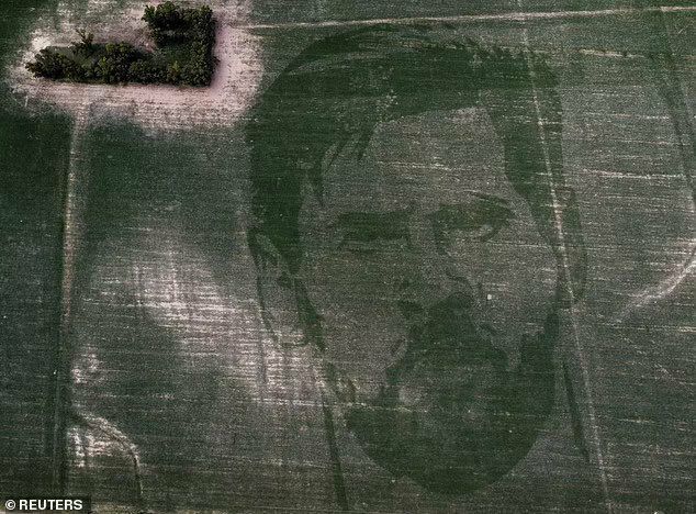 عکس| اقدام باورنکردنی کشاورز آرژانتینی برای مسی/ تقدیر از لئو همچنان ادامه دارد