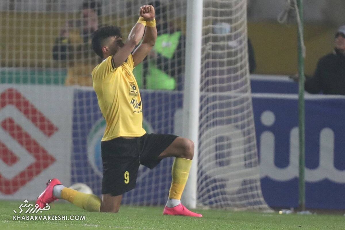 آمار رامین رضاییان مقابل استقلال؛ ۴ گل و ۳ پاس گل در ۱۲۹۹ دقیقه/ قاتل به صحنه جرم پیوست!