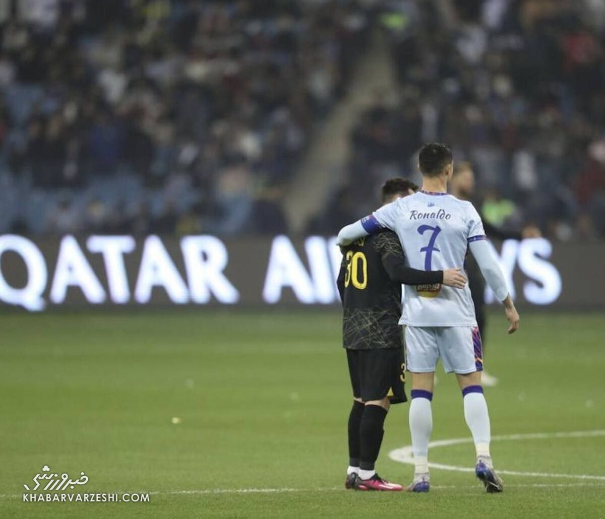 یکی از تاریخی‌ترین عکس‌های فوتبال را ببینید/ رونالدو و مسی در آغوش هم؛ جایی دورتر از ال‌کلاسیکو!