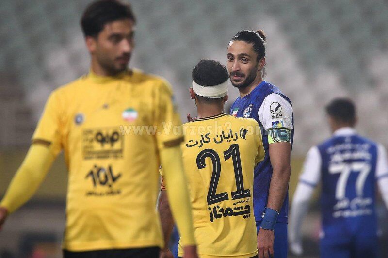 تصاویر| حرکات عجیب یک استقلالی در لحظه شکست تیمش/ رفتاری که روی اعصاب هواداران آبی رفت!