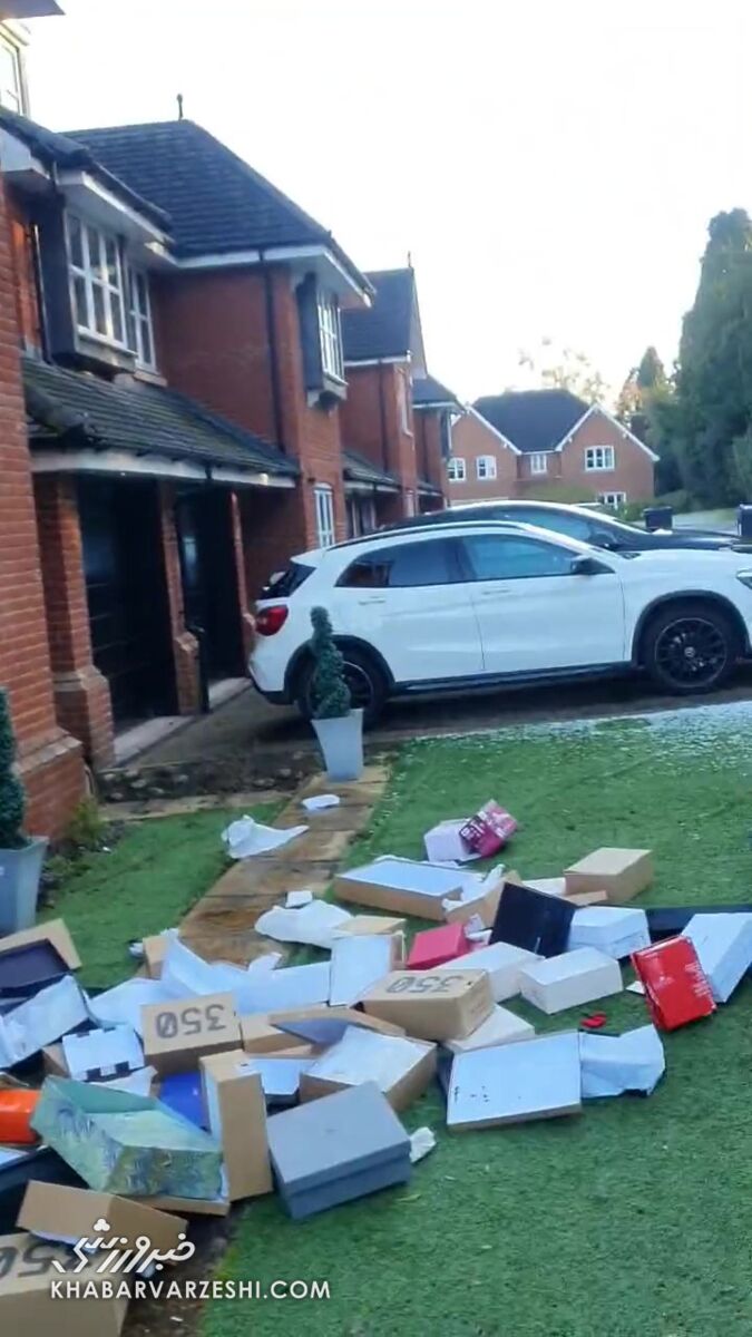 تصاویر عجیبترین اتفاق برای یک فوتبالیست/ وسایل نامزد خیانتکار به خیابان پرتاب شد!