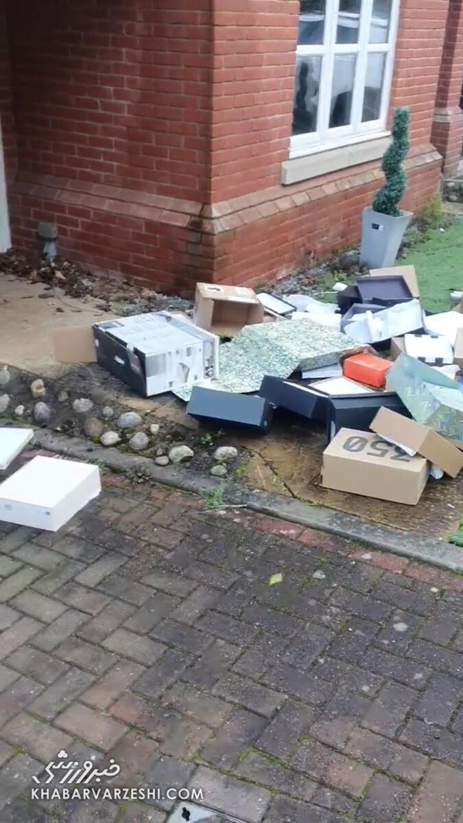 تصاویر عجیبترین اتفاق برای یک فوتبالیست/ وسایل نامزد خیانتکار به خیابان پرتاب شد!