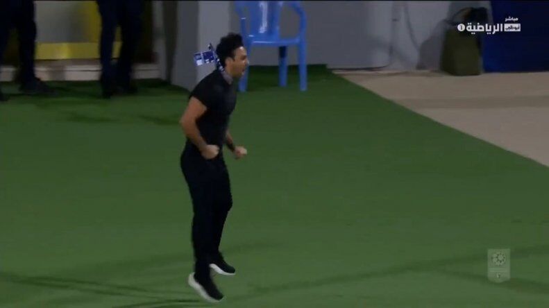 عکس| خوشحالی فرهاد مجیدی جنجالی شد/ عصبانیت سرمربی سابق استقلال پس از گل پیروزی