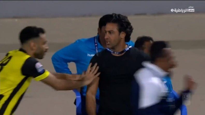 عکس| خوشحالی فرهاد مجیدی جنجالی شد/ عصبانیت سرمربی سابق استقلال پس از گل پیروزی