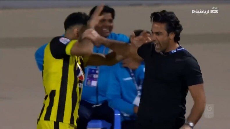 عکس| خوشحالی فرهاد مجیدی جنجالی شد/ عصبانیت سرمربی سابق استقلال پس از گل پیروزی
