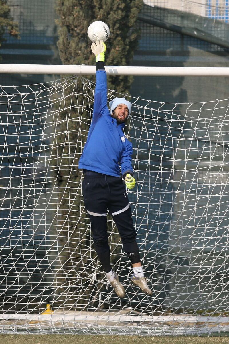 عکس| گلر استقلال بالاتر از تیر دروازه