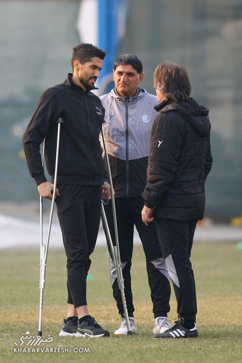 عکس| آخرین وضعیت کاپیتان استقلال/ حسینی با عصا به دیدن ساپینتو رفت