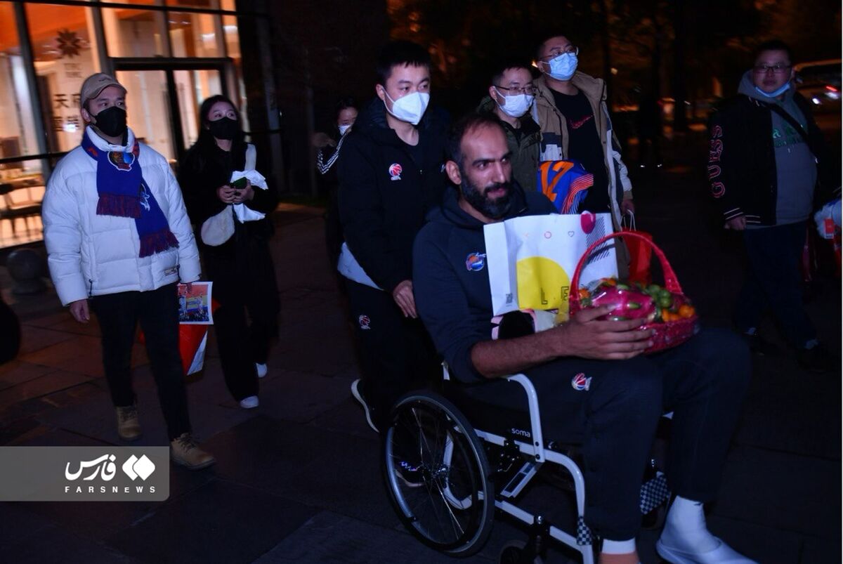 عکس| علاقه شدید خارجی ها به کاپیتان تیم ملی ایران/ حضور ناگهانی در بیمارستان با هدایای ویژه
