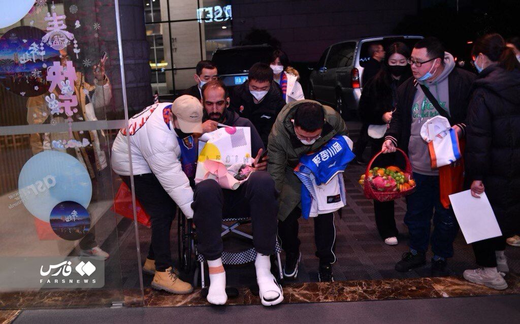 عکس| علاقه شدید خارجی ها به کاپیتان تیم ملی ایران/ حضور ناگهانی در بیمارستان با هدایای ویژه