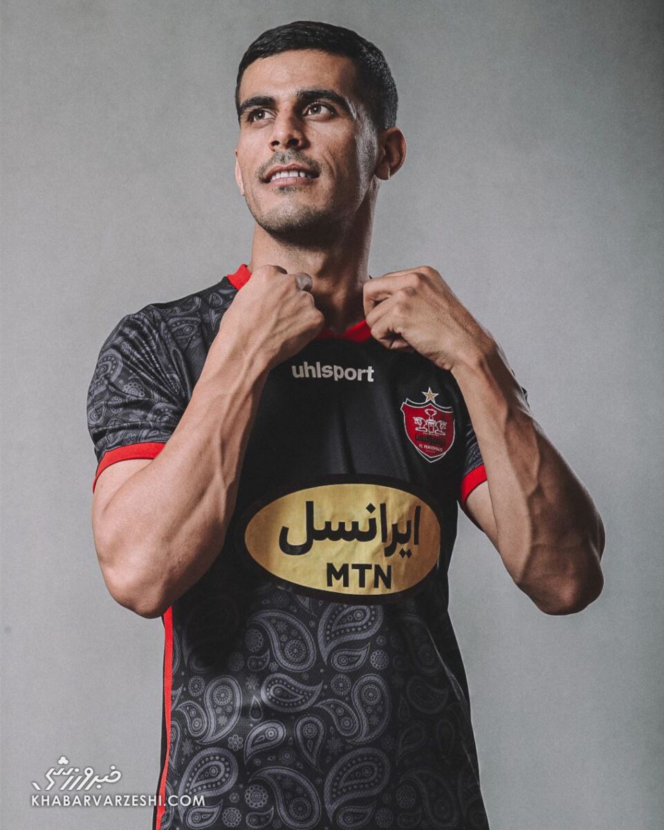تصاویر| رونمایی از پیراهن جدید پرسپولیس با طرح منچسترسیتی
