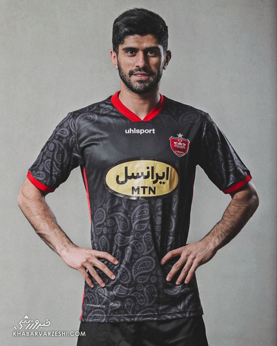 تصاویر| رونمایی از پیراهن جدید پرسپولیس با طرح منچسترسیتی