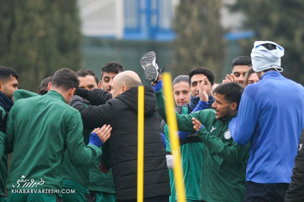 عکس| شوخی کفشی مهدی قایدی با سعید مهری/ بیا اینم تشکر!