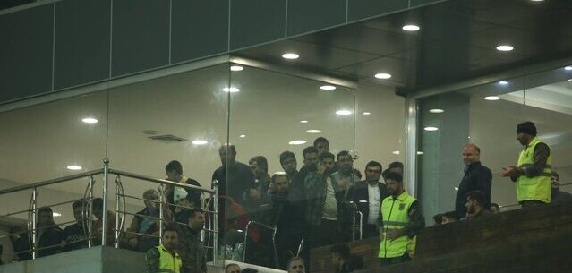 اخراج جنجالی در پرسپولیس - فولاد/ تصویر عجیب از حضور ۱۰۰ نفر در بازی بدون تماشاگر