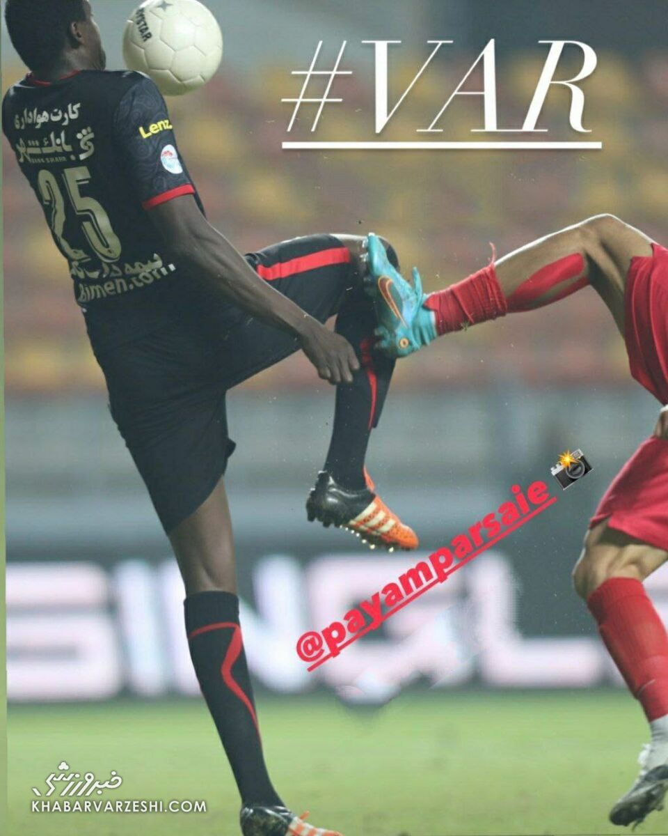 عکس| تصویری واضح از پنالتی پرسپولیس که سوخت/ لگد مدافع فولاد به شیخ دیاباته