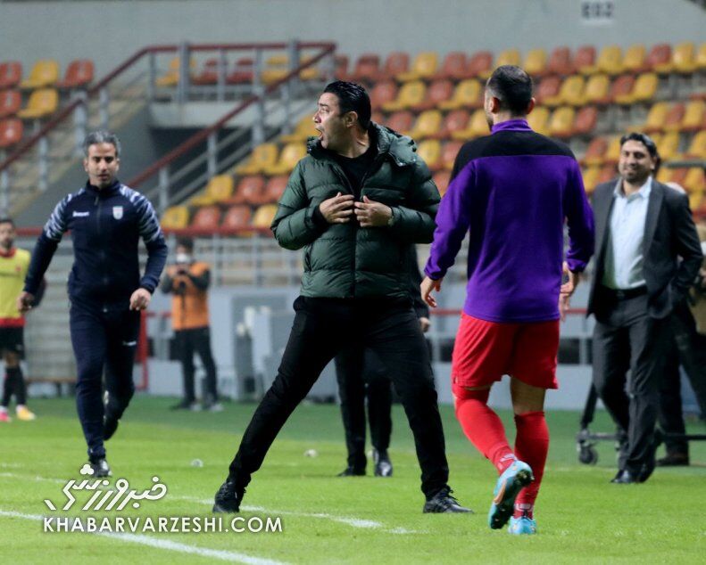 عکس| فریم به فریم با جنجالیترین صحنه بازی فولاد و پرسپولیس/ وقتی جواد نکونام یقه درید