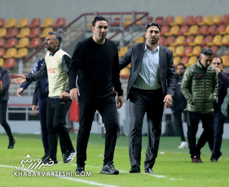 عکس| فریم به فریم با جنجالیترین صحنه بازی فولاد و پرسپولیس/ وقتی جواد نکونام یقه درید