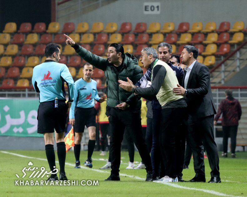 عکس| فریم به فریم با جنجالیترین صحنه بازی فولاد و پرسپولیس/ وقتی جواد نکونام یقه درید