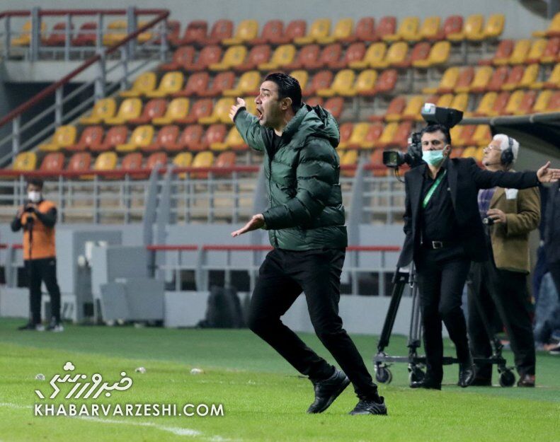 عکس| فریم به فریم با جنجالیترین صحنه بازی فولاد و پرسپولیس/ وقتی جواد نکونام یقه درید