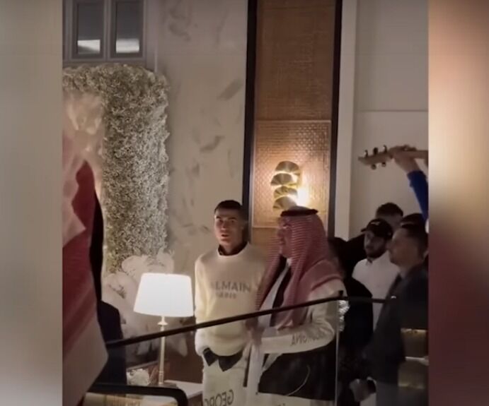 تصاویر| اقدام دستهجمعی بعد از ورود رونالدو و جورجینا/ واکنش عجیب و غافلگیرکننده CR7