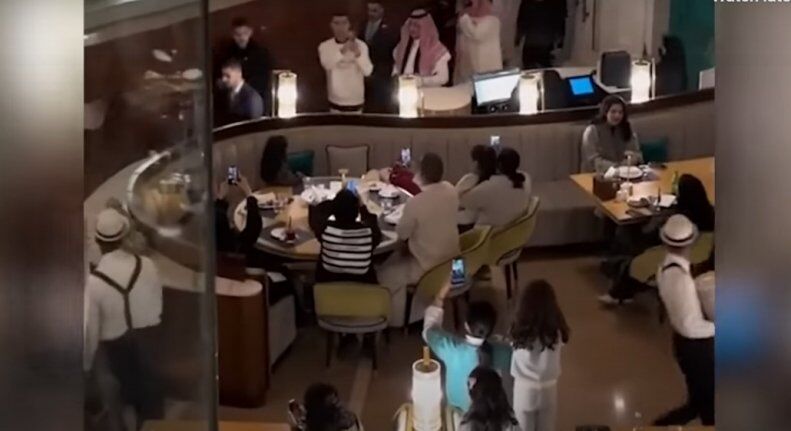 تصاویر| اقدام دستهجمعی بعد از ورود رونالدو و جورجینا/ واکنش عجیب و غافلگیرکننده CR7