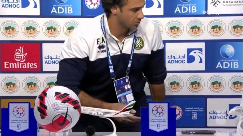 عکس| خشم فرهاد مجیدی در کنفرانس خبری/ فرهاد با عصبانیت جمع خبرنگاران را ترک کرد