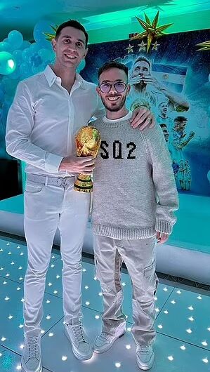 تصاویر| دروازهبان جنجالی بعد از چهل روز همچنان با کاپ جام جهانی/ گلر آرژانتینی با استایل لاکچری میزبان دشمن!