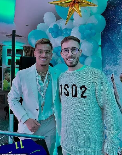 تصاویر| دروازهبان جنجالی بعد از چهل روز همچنان با کاپ جام جهانی/ گلر آرژانتینی با استایل لاکچری میزبان دشمن!