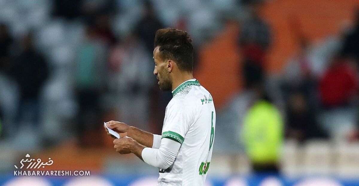 عکس| اقدام عجیب رحمتی در حین بازی با پرسپولیس/ در نامه اسرار آمیز چه نوشته شده بود؟