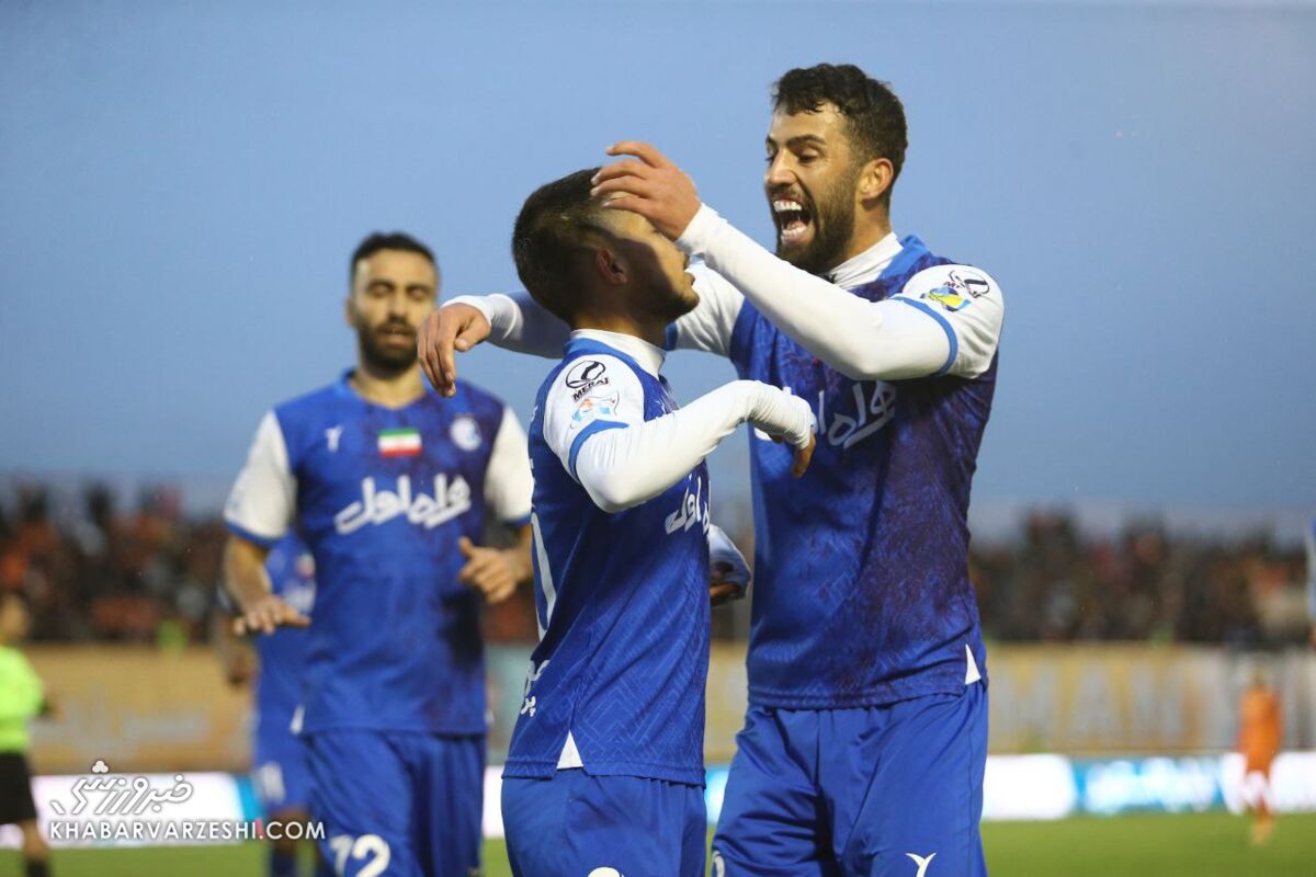 شبیخون استقلال به معدن مس با ۳ گل در یک عصر جنجالی/ ساپینتو بازهم طعم اخراج را چشید!