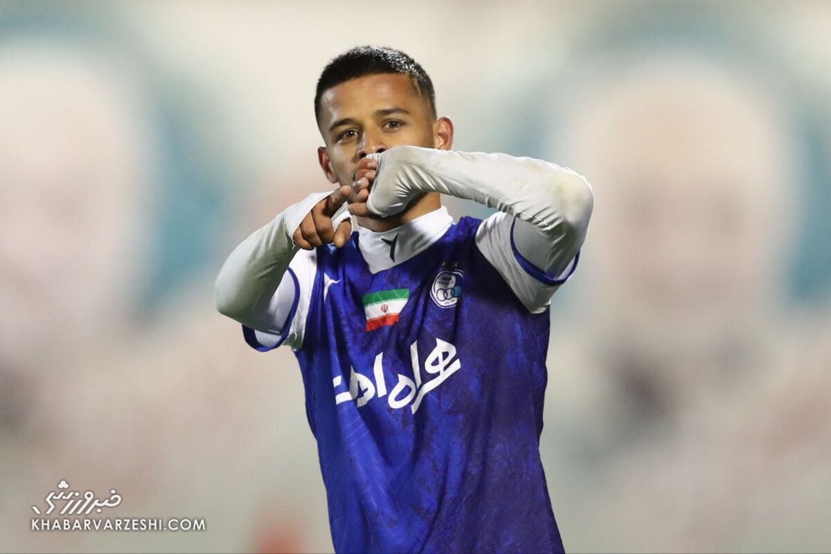 آجورلو به استقلال خدمت نکرد اسم کارش یک چیز دیگر است/ این آپشنها مثل خنجر بر سینه پیشکسوتان است/ مربی تیم کرمانی فرهنگ را زیر سئوال برد