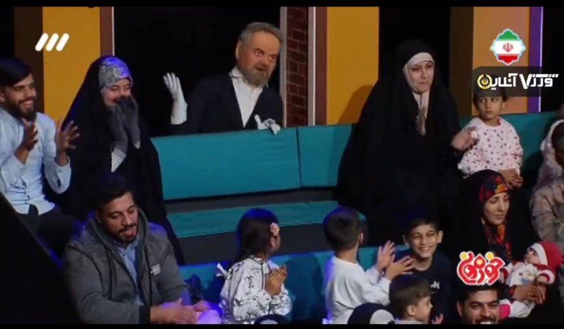 عکس | عروسک جواد خیابانی روی آنتن زنده رونمایی شد!