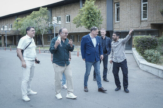 سوال جنجالی علیرضا دبیر؛ از حسن یزدانی پرسیدم زورت به تیلور نمی رسد؟/ تا میخواهند یکی را بزنند، میگویند حکومتی است/ من اگر شلوار شش جیب نپوشم...