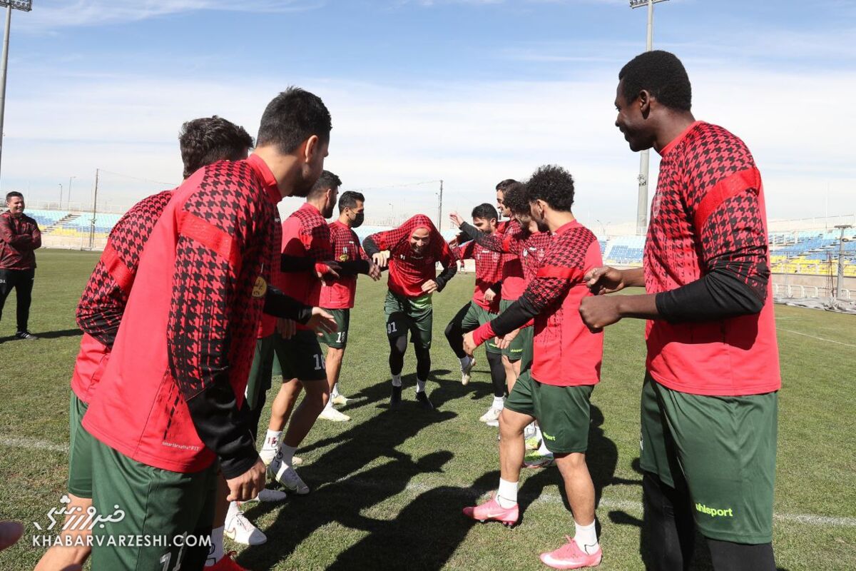 عکس| تونل وحشت پرسپولیسیها برای پریرا/ اقدام مهاجم برزیلی برای در امان بودن!