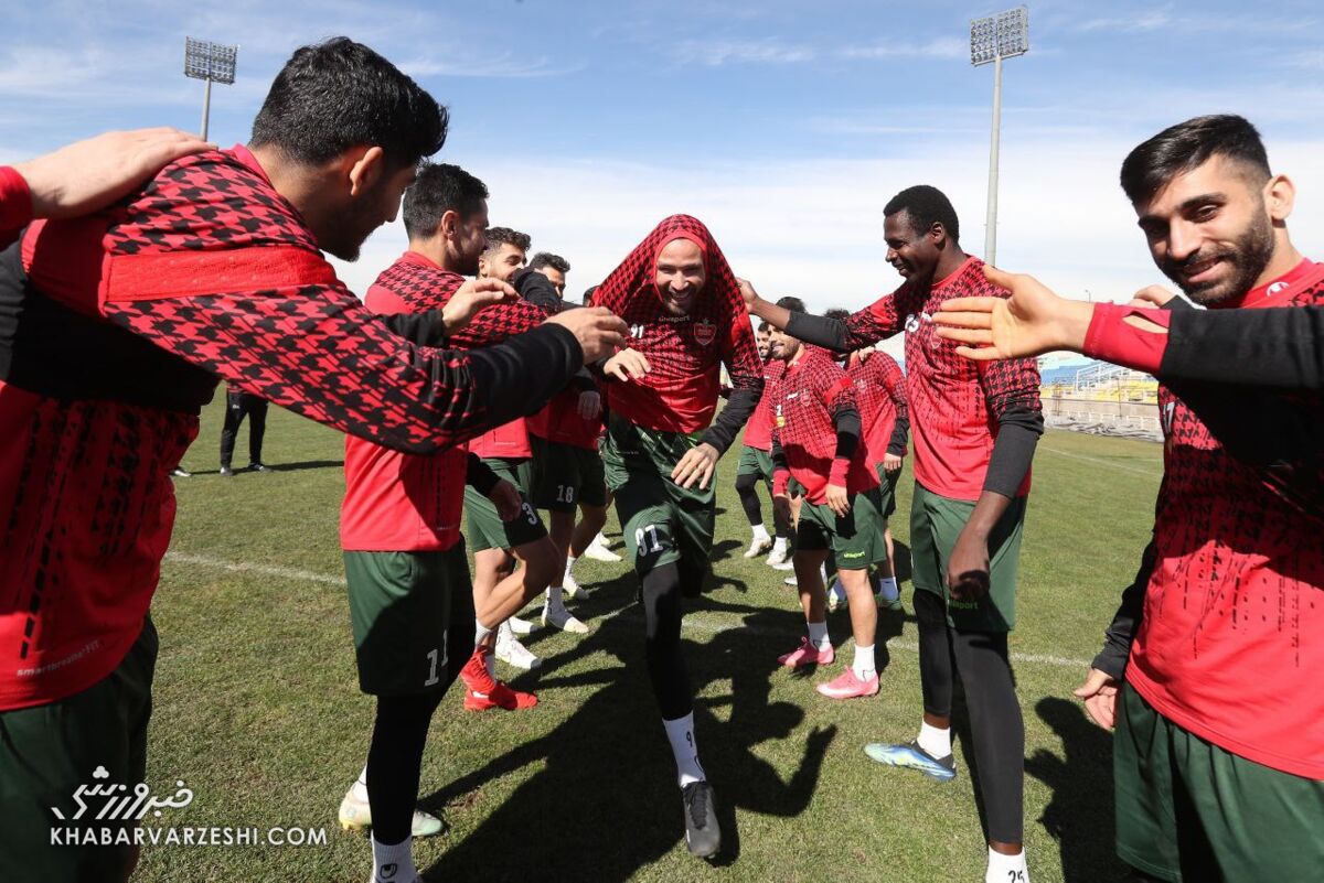 عکس| تونل وحشت پرسپولیسیها برای پریرا/ اقدام مهاجم برزیلی برای در امان بودن!