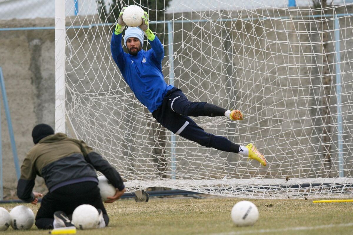 عکس| دروازه استقلال همچنان در تسخیر علیرضا رضایی