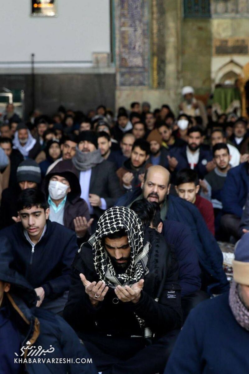 عکس| بازیکن سابق پرسپولیس در مراسم اعتکاف حرم رضوی