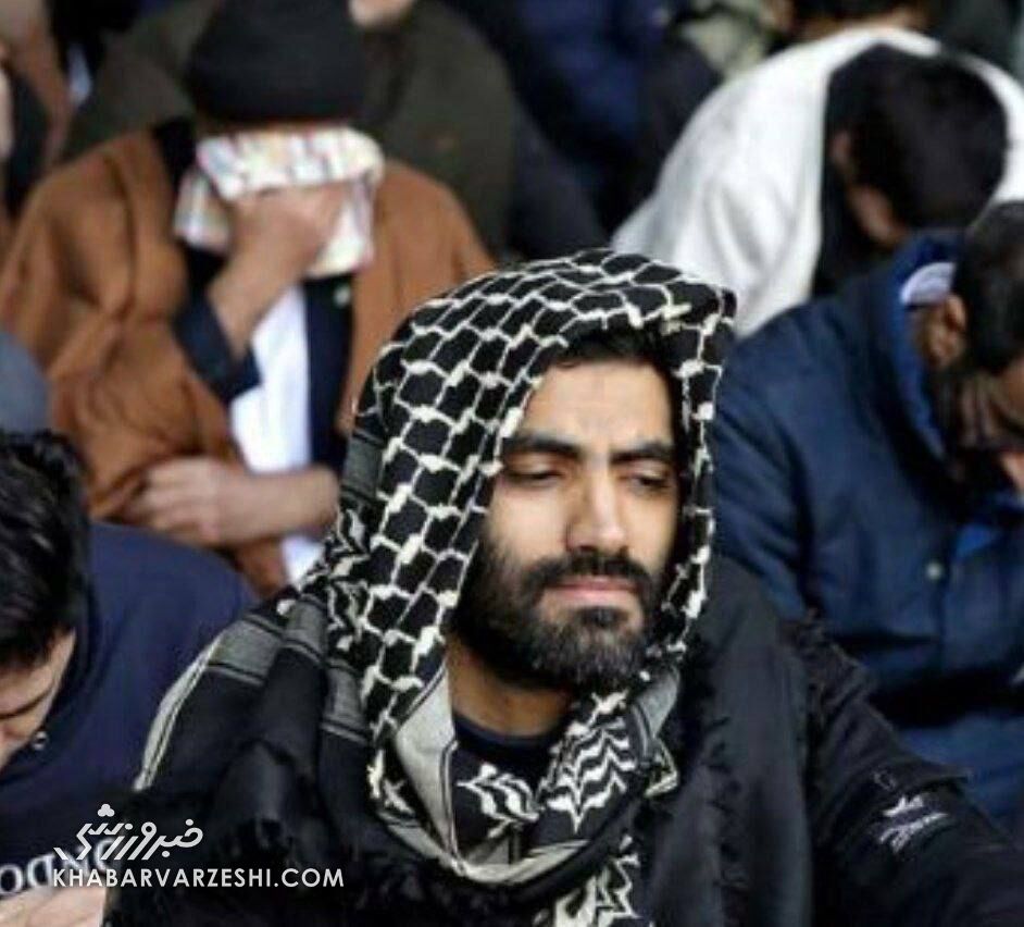 عکس| بازیکن سابق پرسپولیس در مراسم اعتکاف حرم رضوی