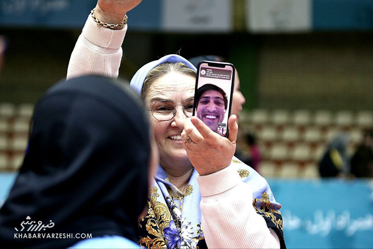 ناگفتههای مادر سردار آزمون از زندگی ورزشی و خصوصی پسرش/ سردار با قهرمانی نتیجه سختیهایش را میبینید/ ایجنت پسرم آقای آزمون است مادر سردار آزمون