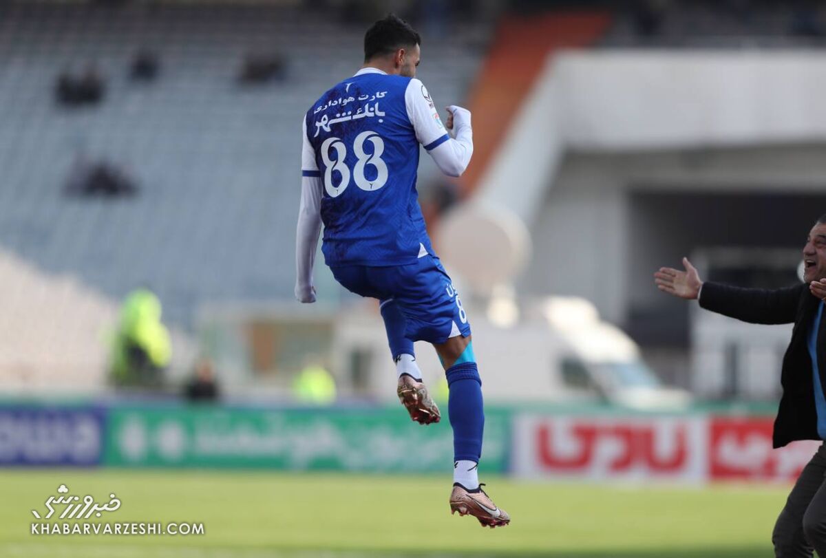 تصاویر | بغض ستاره استقلال ترکید/ فریم به فریم با لحظه خاص برای یک آبیپوش