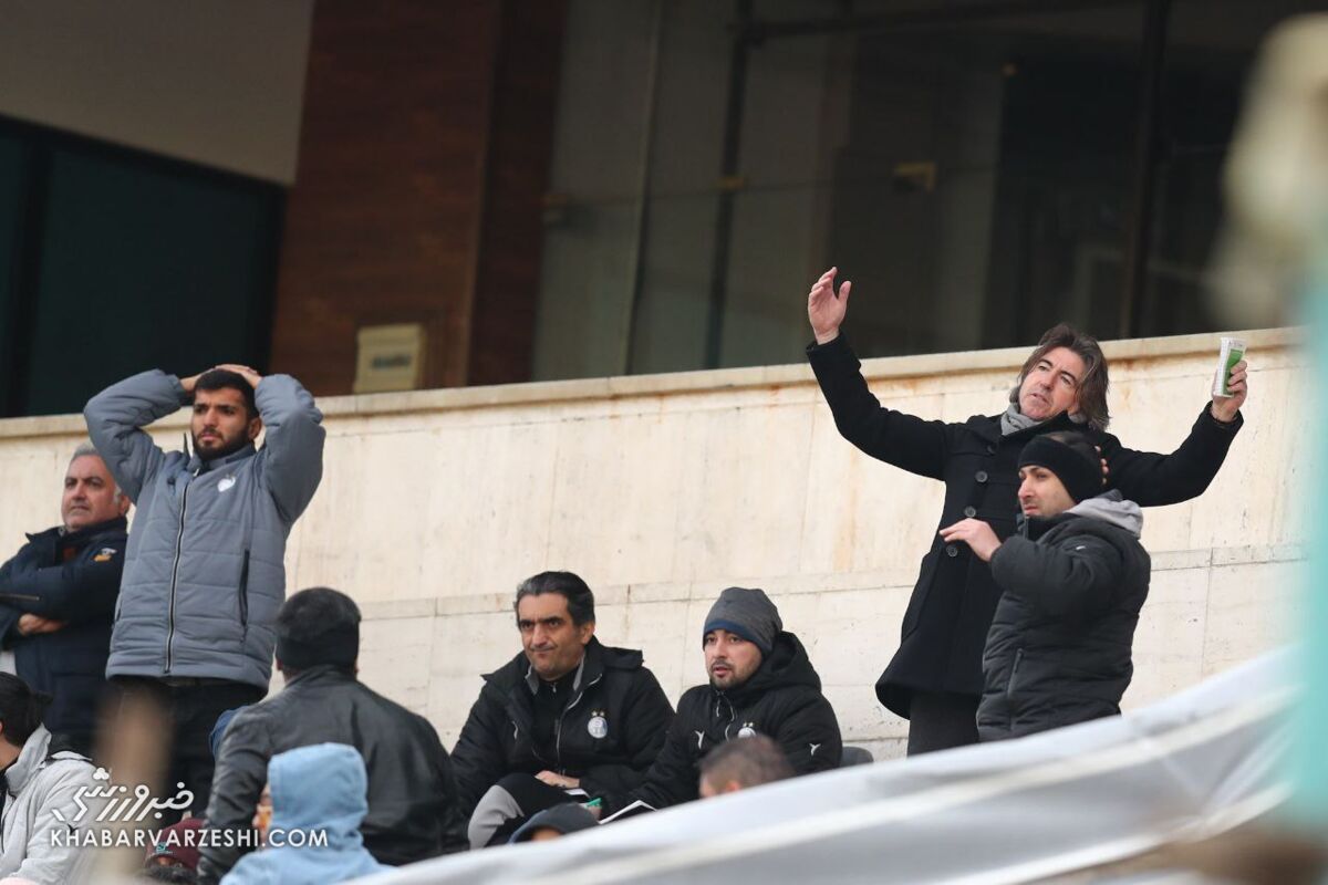 عکس | افسوس بزرگ ساپینتو روی سکوهای آزادی/ دو دست هافبک آبیها هم روی سر رفت!