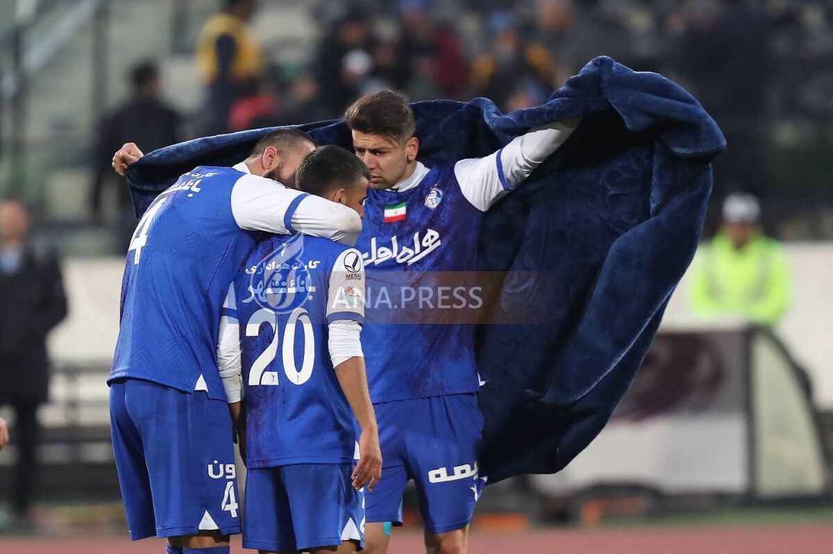 تصاویر| درگیری عجیب ۲ ستاره استقلال در پایان بازی/ کاپیتان و سرپرست آبی ها وارد ماجرا شدند