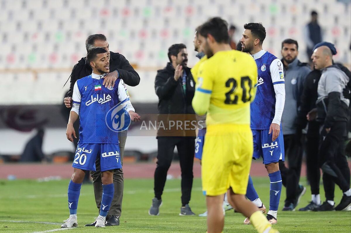 تصاویر| درگیری عجیب ۲ ستاره استقلال در پایان بازی/ کاپیتان و سرپرست آبی ها وارد ماجرا شدند